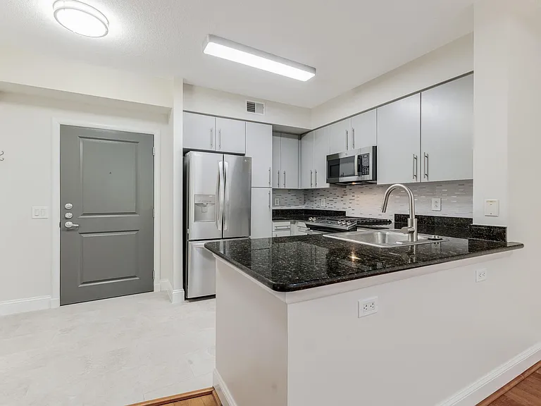 1021 N Garfield St — Photo 8