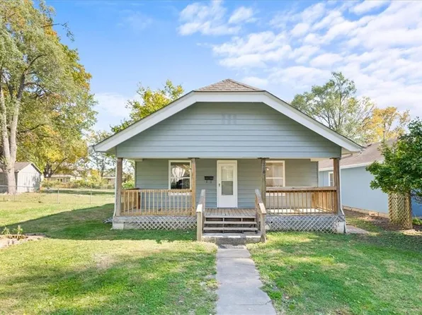 218 S Walnut St, Pleasant Hill, MO 64080