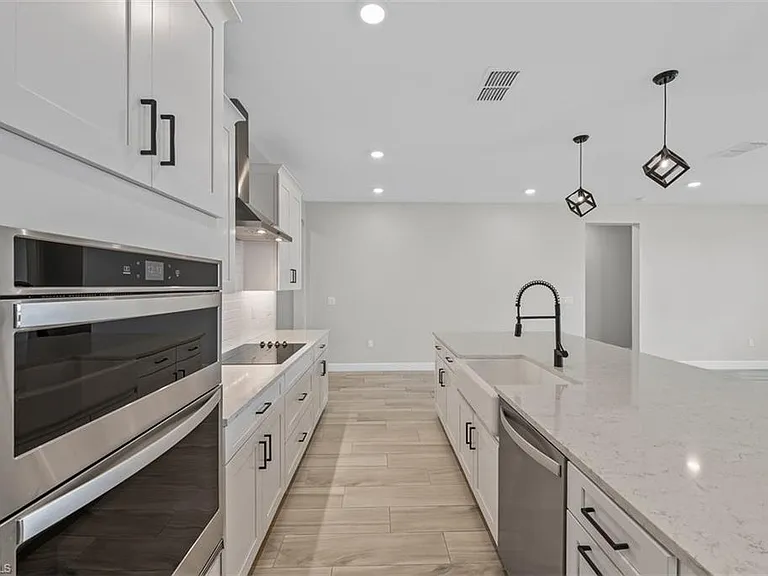 2038 Grove Dr — Photo 4
