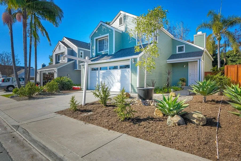 3 bed, 2.5 bath, 1556 sqft, $3,950 — Photo 2
