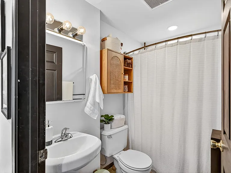 323 Mary St — Photo 7