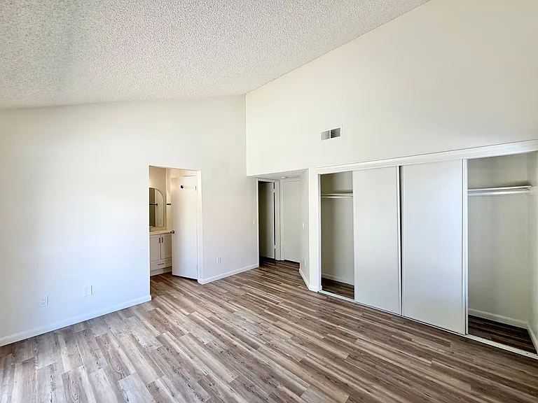 24690 Rugby Ln — Photo 25