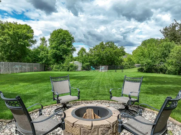 8821 Jonquil Ln N, Maple Grove, MN 55369