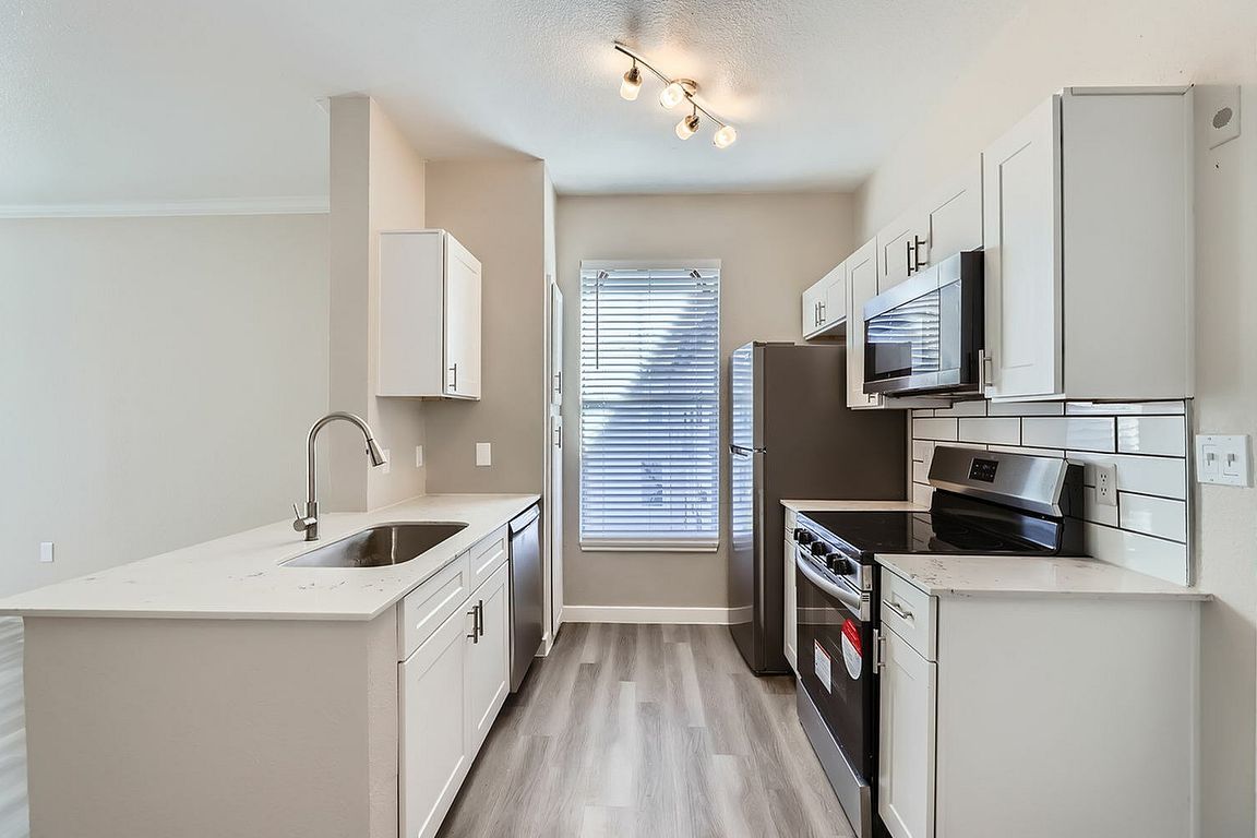 13100 Pandora Dr 3309 - Web Quality - 005 - 07 Kitchen