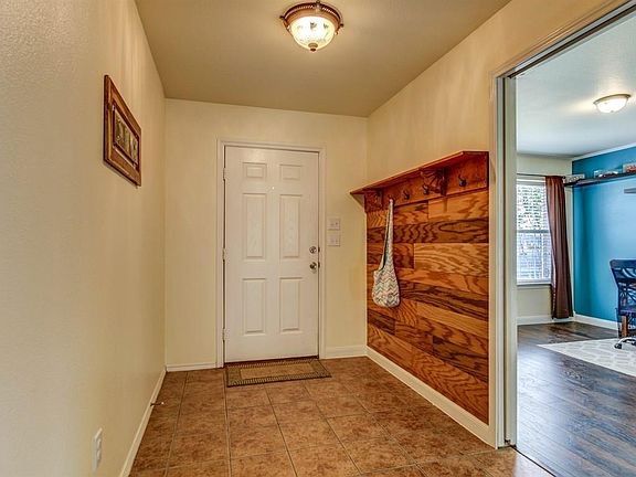 4th image of 1209 Oak Hollow Ln
