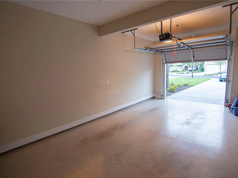 702 Mariners Cir — Photo 31