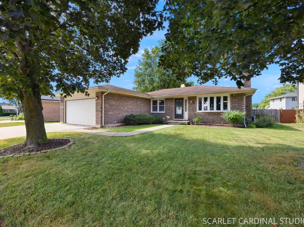 970 Dearborn Cir, Carol Stream, IL 60188