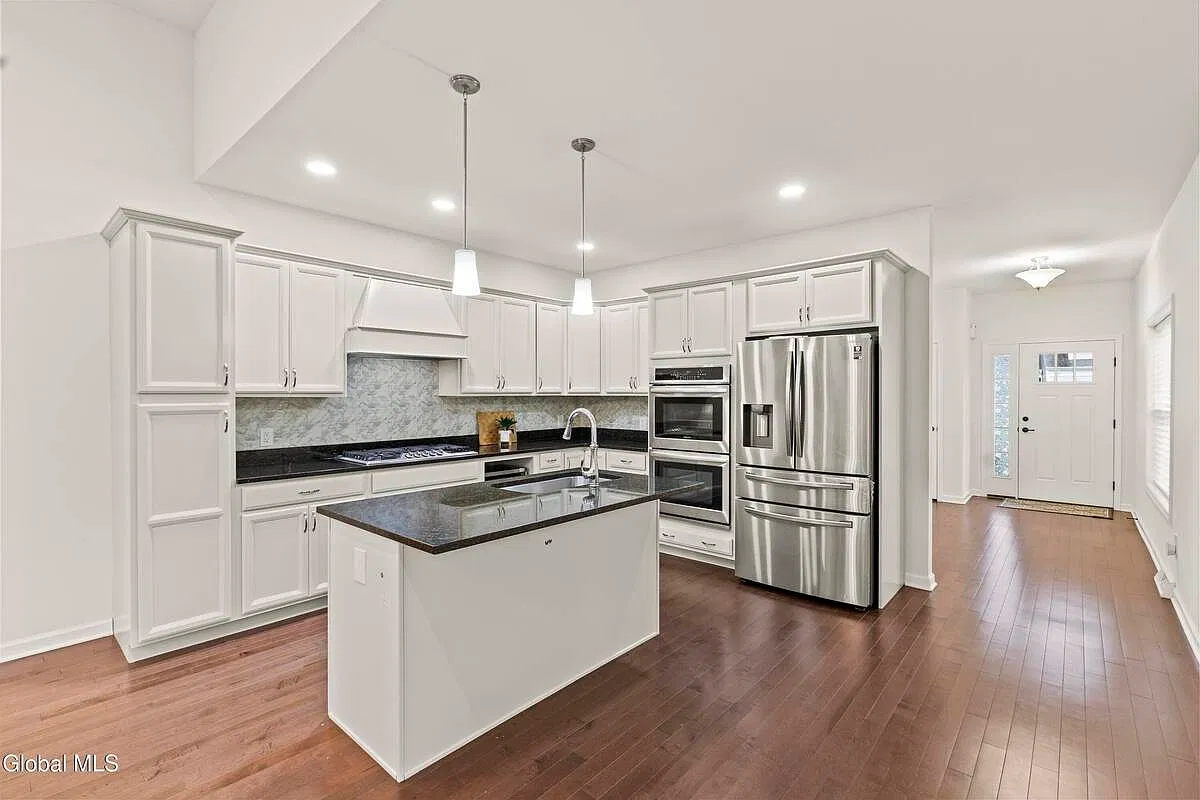 3 bed, 2.5 bath, 2282 sqft, $3,400 — Photo 4