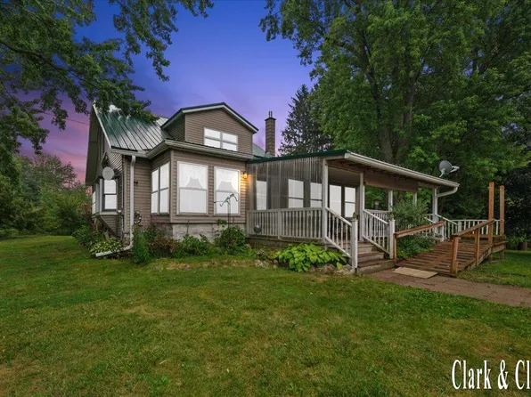 8727 Amble Rd, Howard City, MI 49329