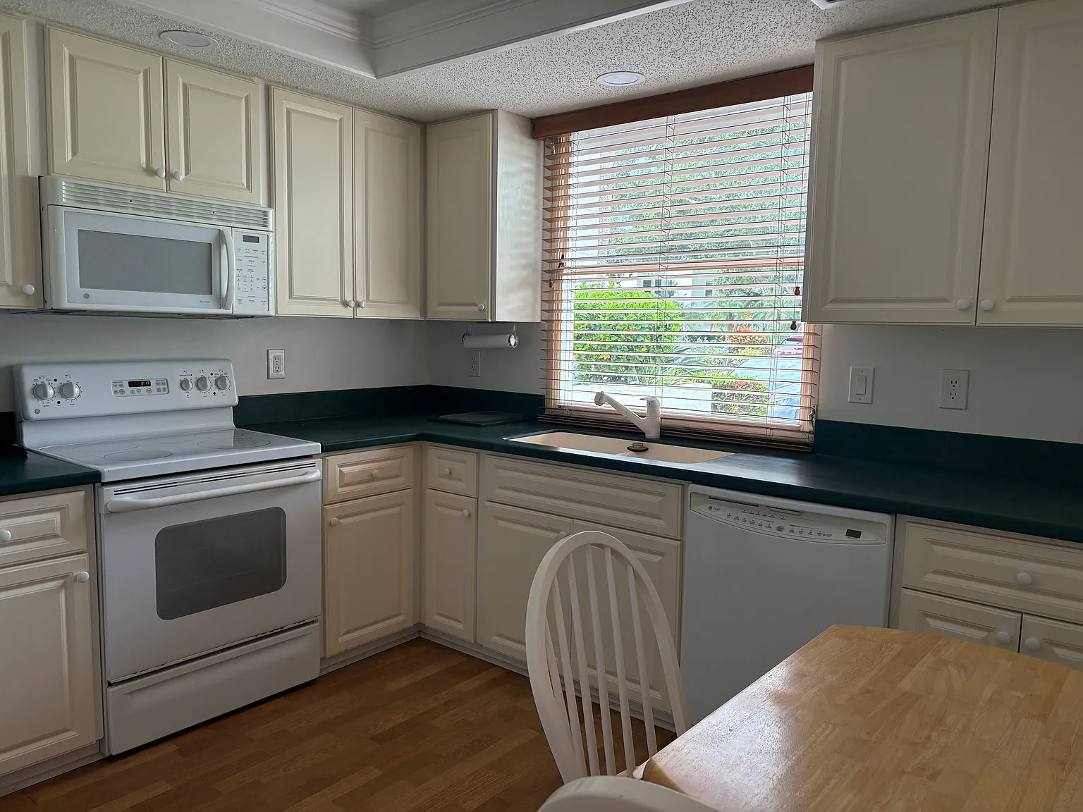 3 bed, 1453 sqft, $3,000 — Photo 4