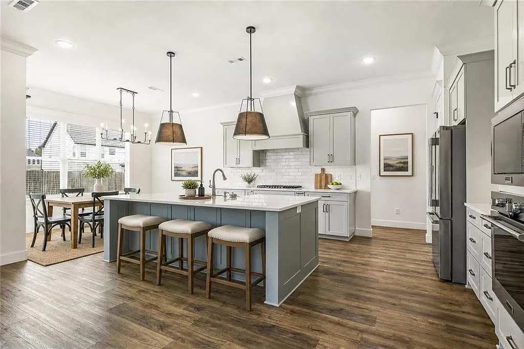 5 bed, 3227 sqft, $3,300 — Photo 3