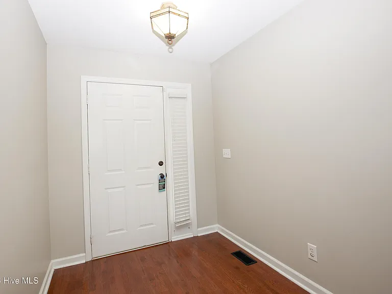 201 Sarason Pl — Photo 4