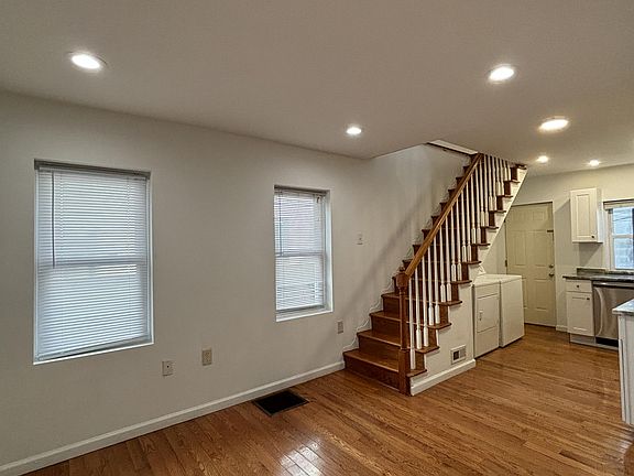 3rd image of 1334 Lombard St APT 1R
