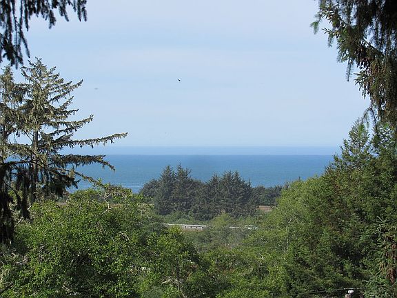 3rd image of 99367 Winchuck River Rd