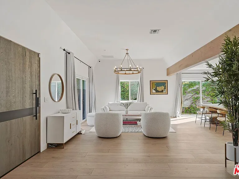 1155 S Rimpau Blvd — Photo 10