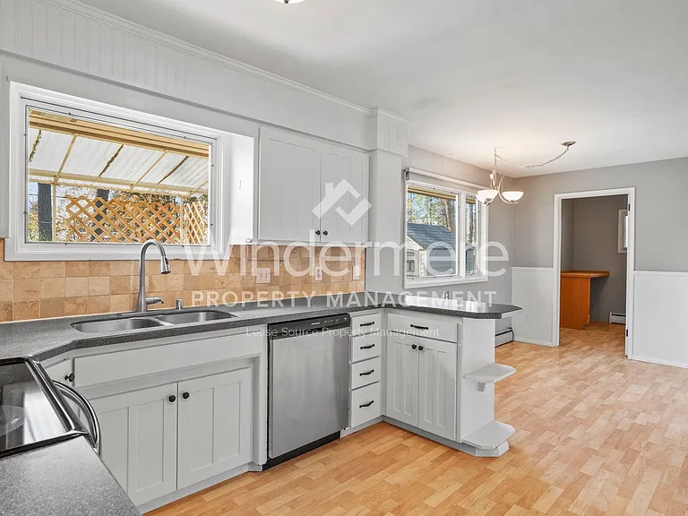 1706 E 38th Ave — Photo 2