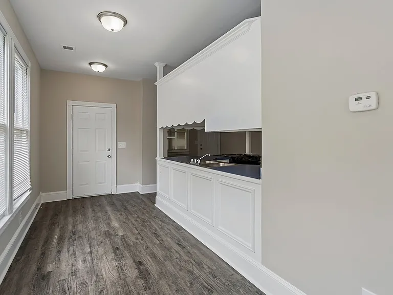 Victorian Village Apartments — Photo 42