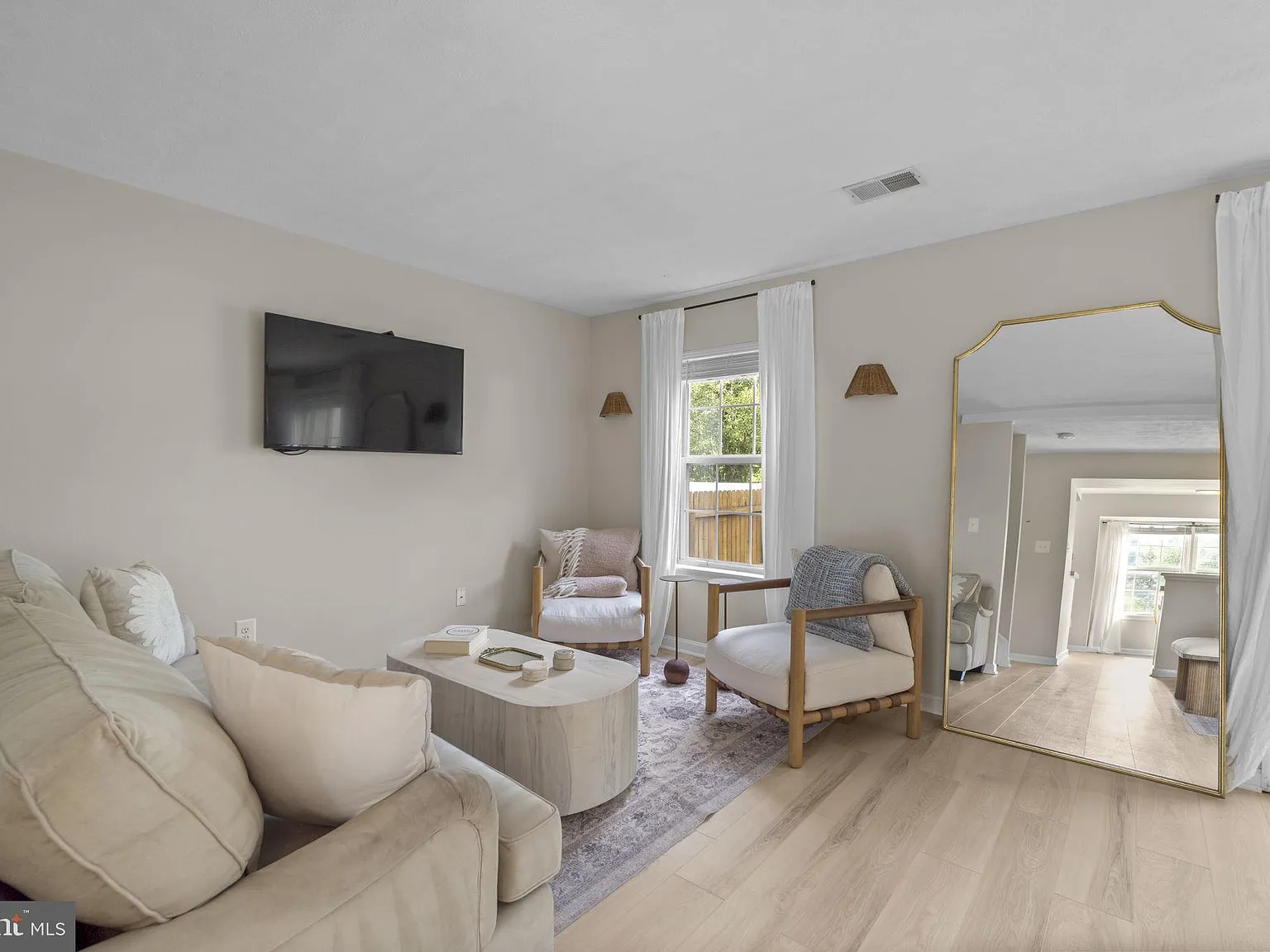 3 bed, 1.5 bath, 1424 sqft, $2,500 — Photo 3