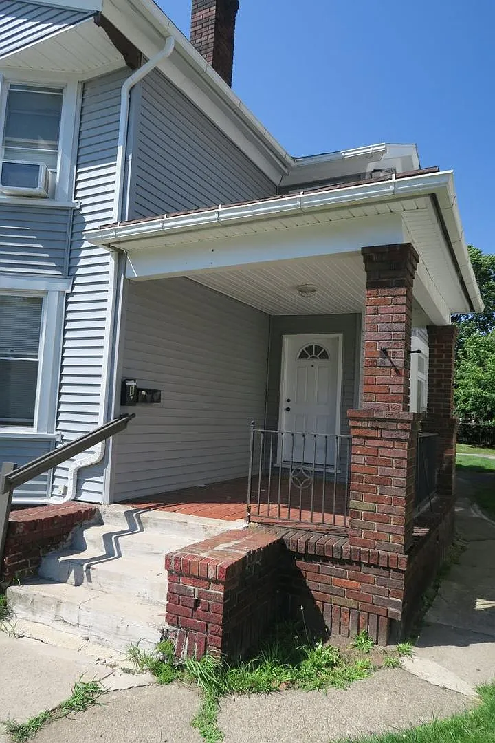 334 University Avenue — Photo 2