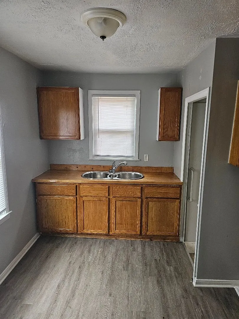 17335 Teppert - 2 Beds & 1 Bath For Rent! — Photo 3