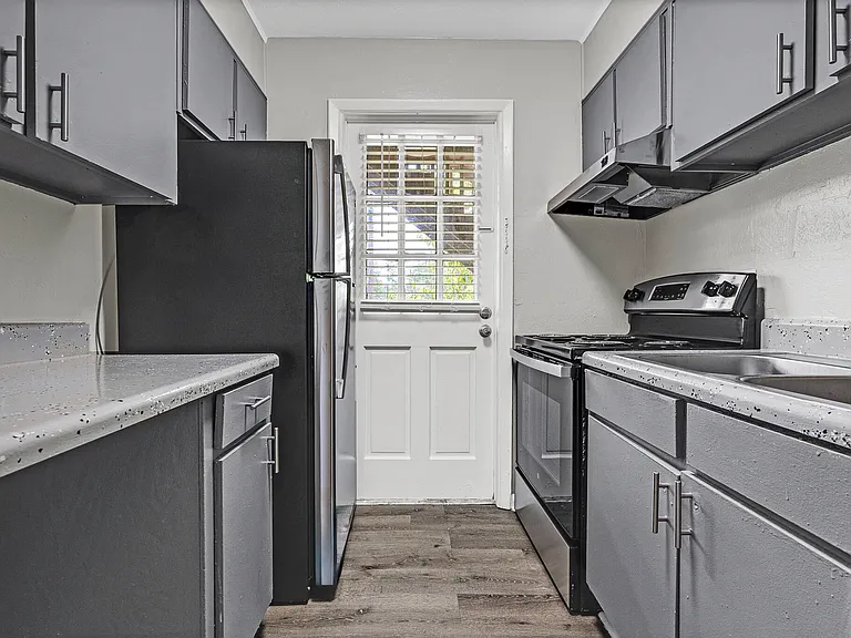 Parkview Apartments & Townhomes — Photo 3