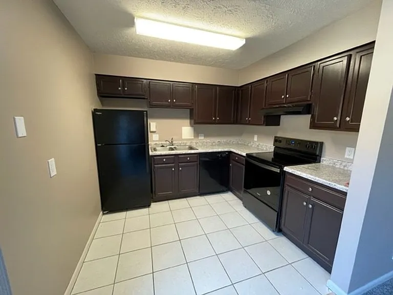 Bristol Square Apartments — Photo 64