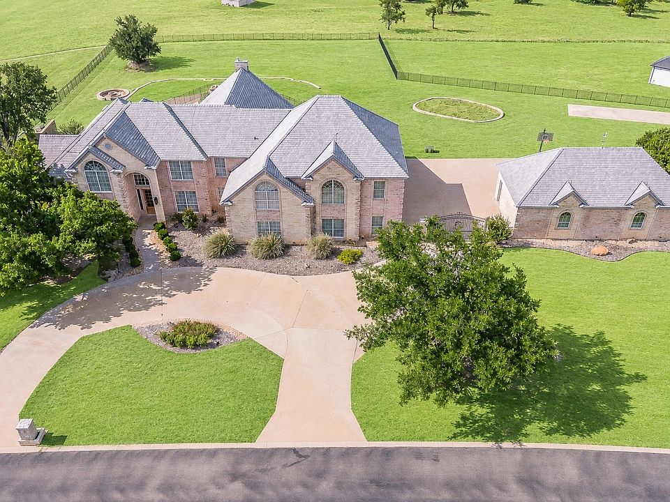 1st image of 113 Club House Dr
