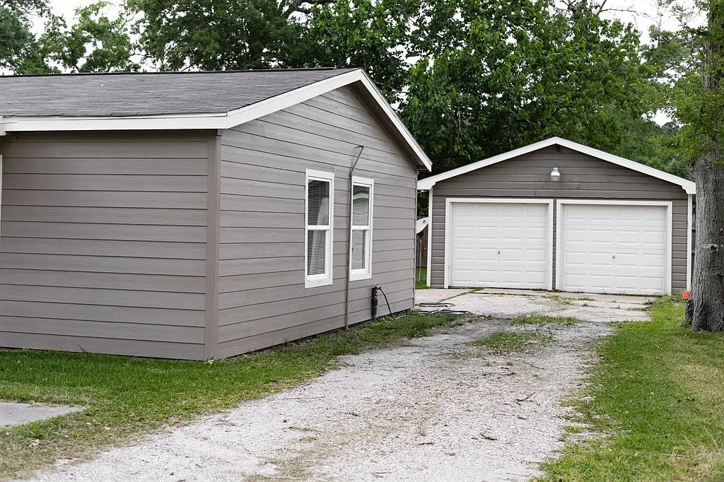 2121 Holly Dr — Photo 3