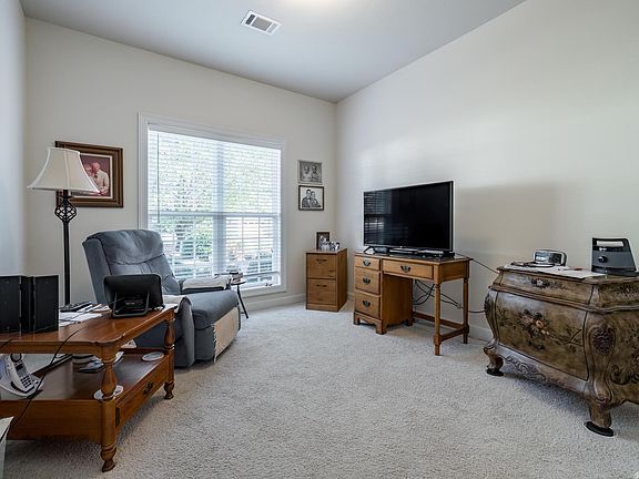 3rd image of 7 Jardin Ln