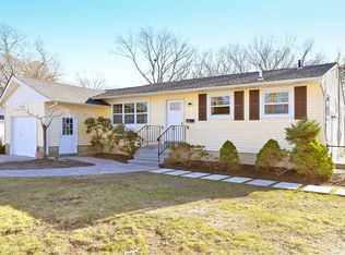 4 Arrow Ln, Sayville, NY 11782