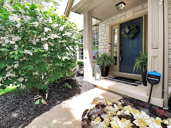 4th image of 460 Maplebrooke Dr W