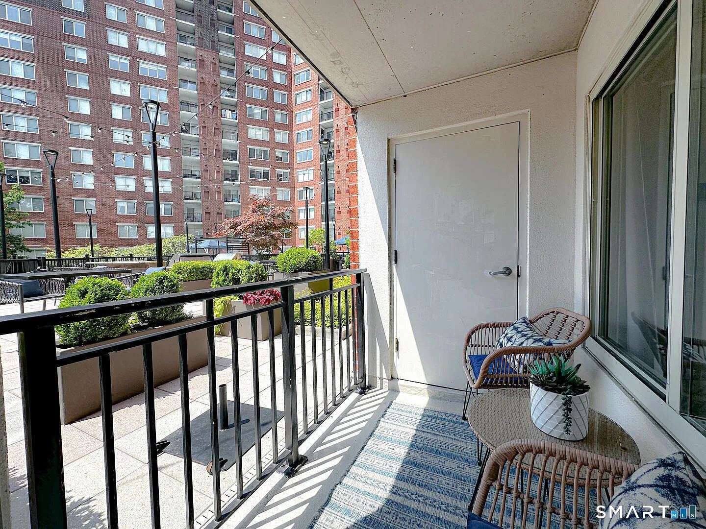 2 bed, 1.0 bath, 999 sqft, $3,047 — Photo 2