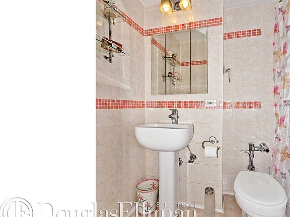 5th image of 320 E 42nd St APT 1010
