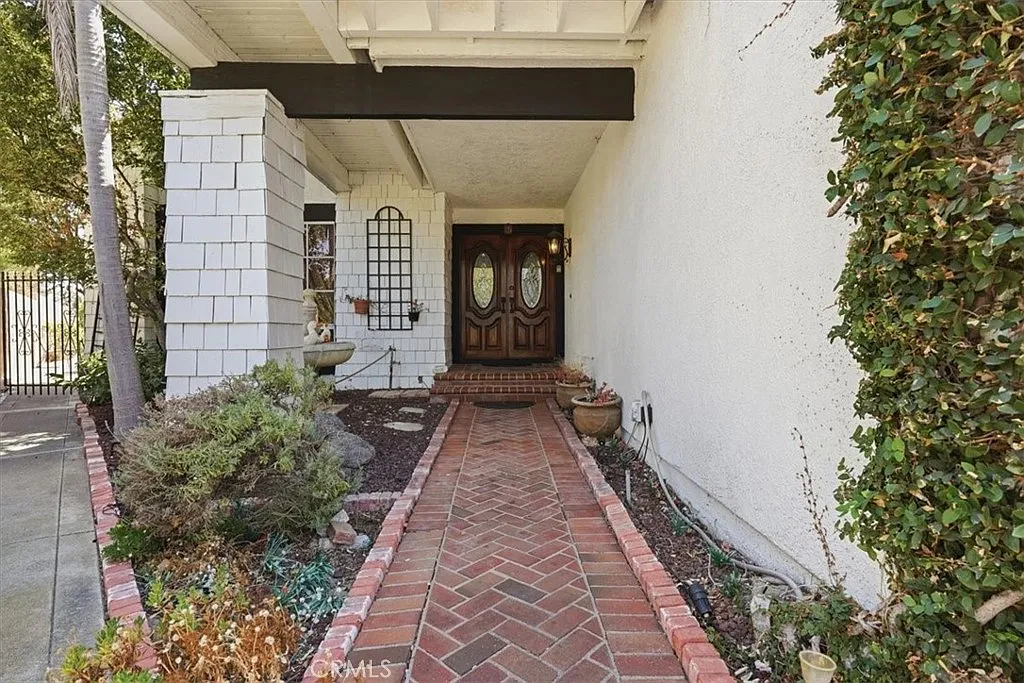 5 bed, 2563 sqft, $6,900 — Photo 4