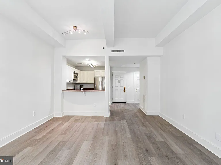 1500 Chestnut St #8G — Photo 4
