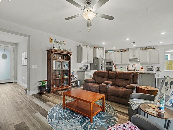 4th image of 4585 Prairie Path