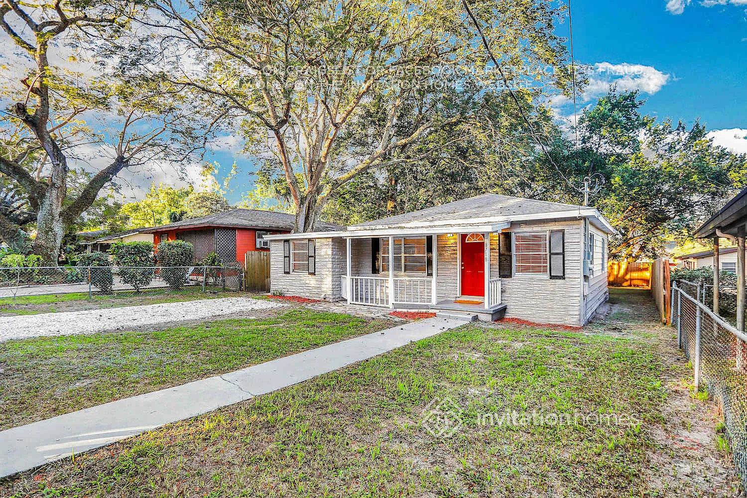 8718 N Mandarine Pl Tampa, FL 33617 — Photo 2