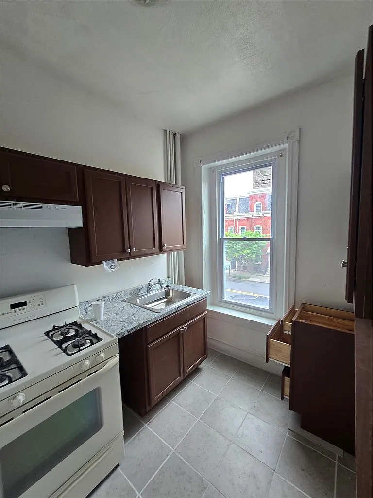 1 bed, 1.0 bath, 1008 sqft, $1,200 — Photo 4