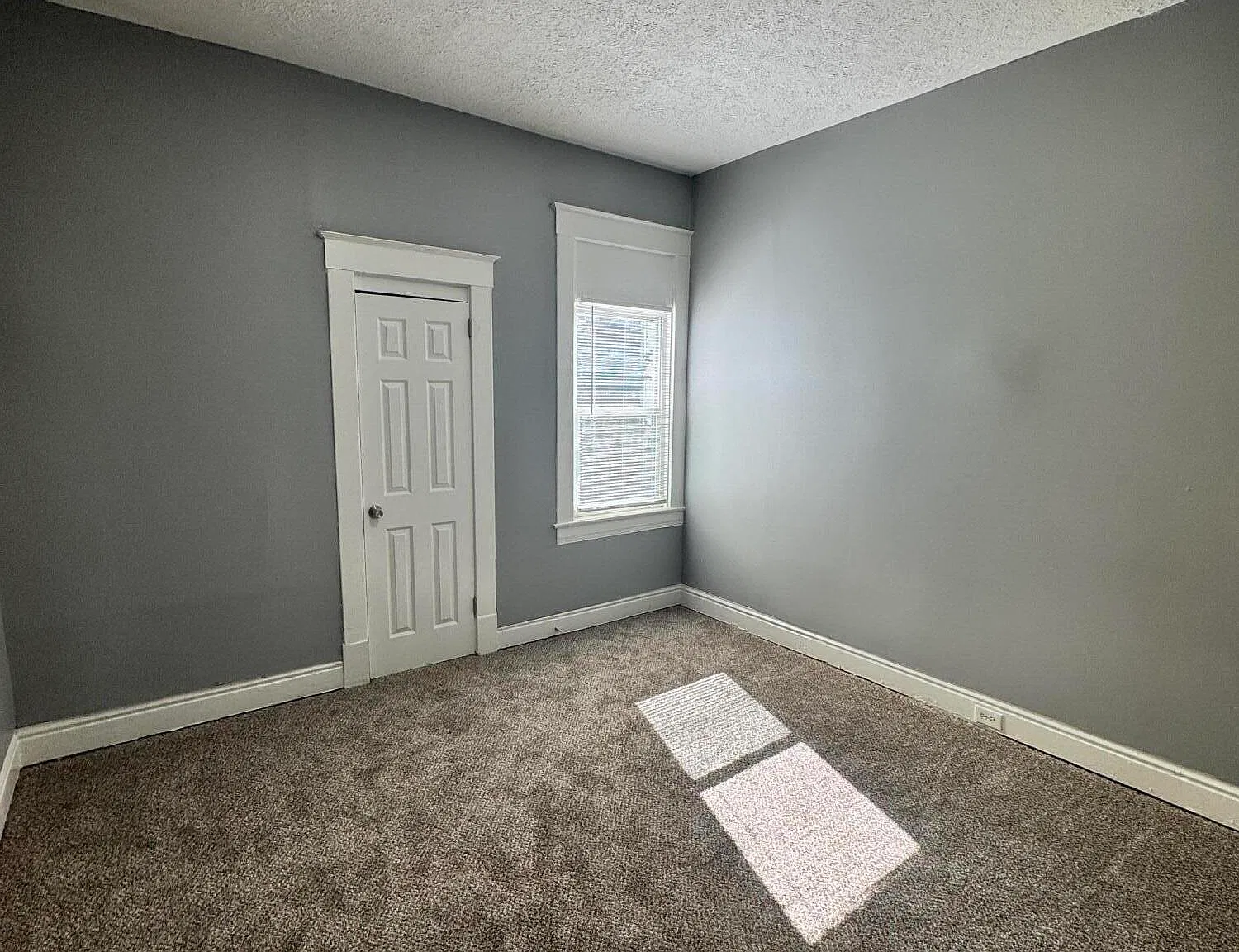 3 bed, 1.0 bath, 1222 sqft, $1,250 — Photo 2