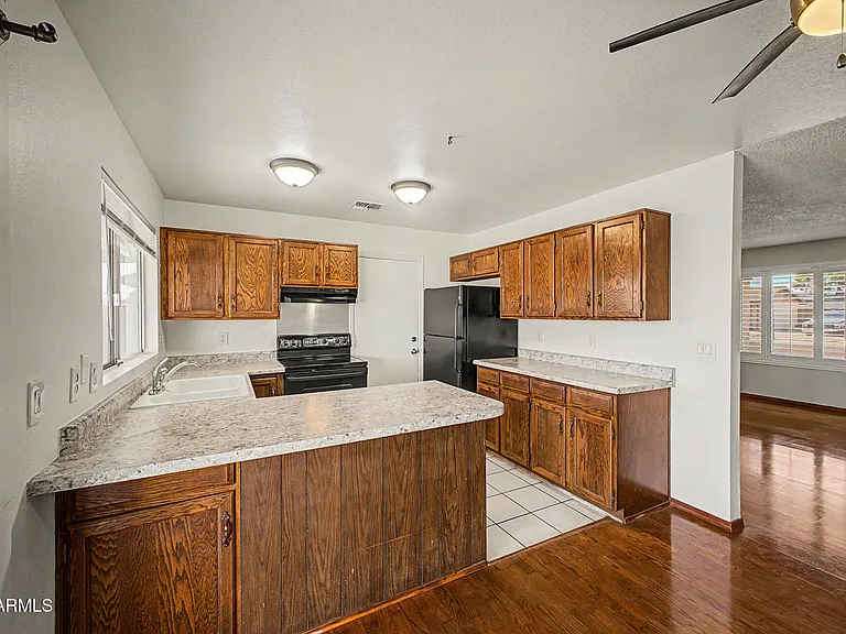 1455 W Mohawk Ln — Photo 9
