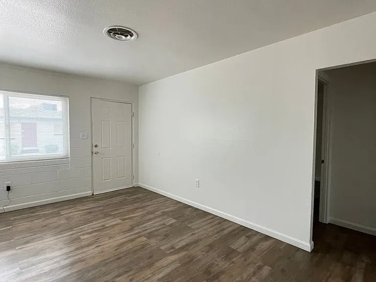 2106 N Daley St — Photo 25