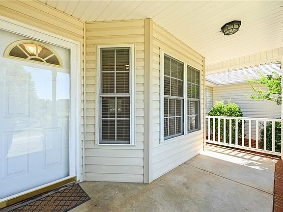3rd image of 221 Harrington Dr