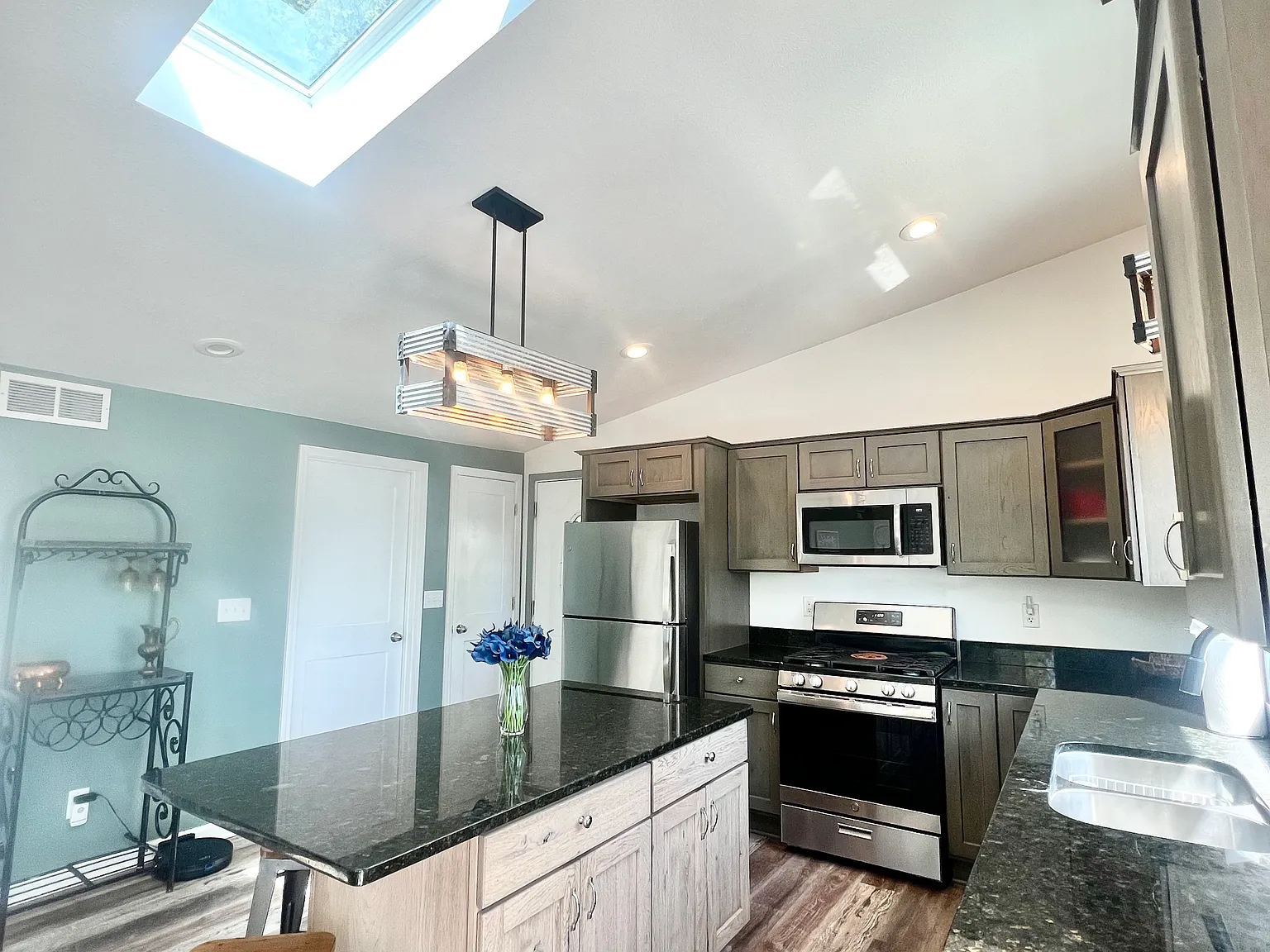 1 bed, 900 sqft, $2,500 — Photo 3
