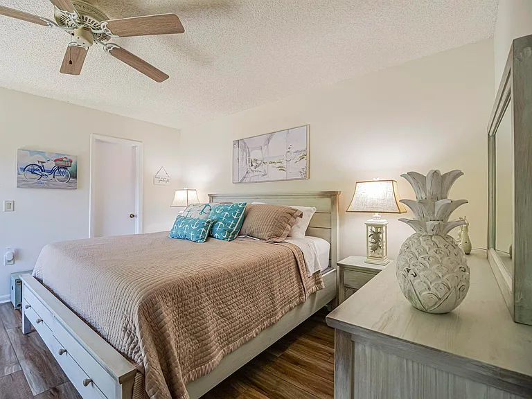 340 S Waverly Pl — Photo 16