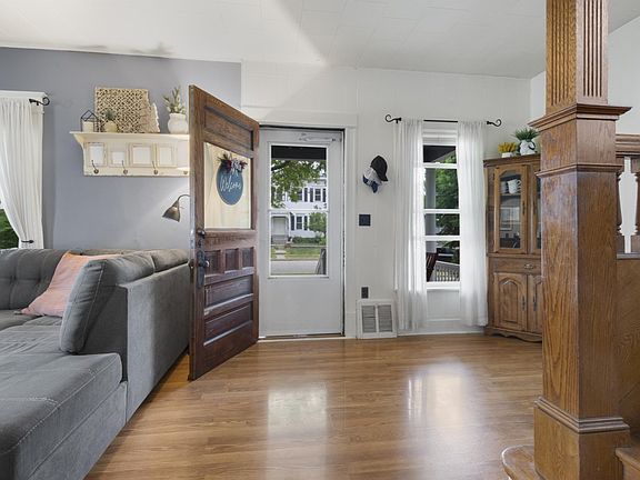 Super-sized foyer!