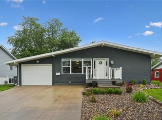 4233 Pineview Dr NE, Cedar Rapids, IA 52402