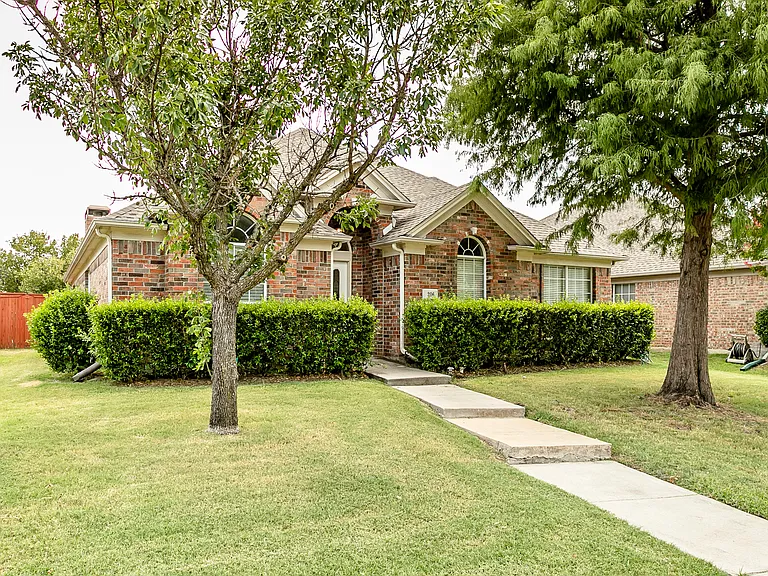 206 Meredith Ct — Photo 1