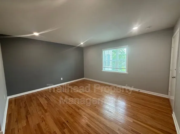 6425 Brookside Rd, Kansas City, MO
