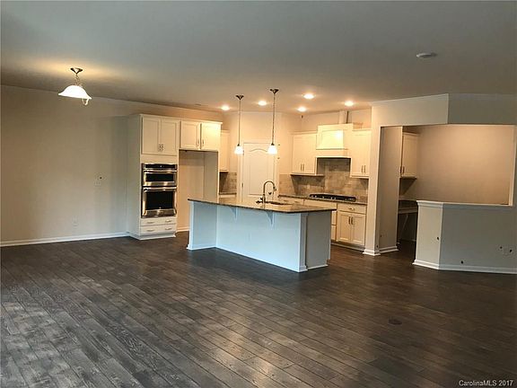 5th image of 1068 Wellington Ave #11