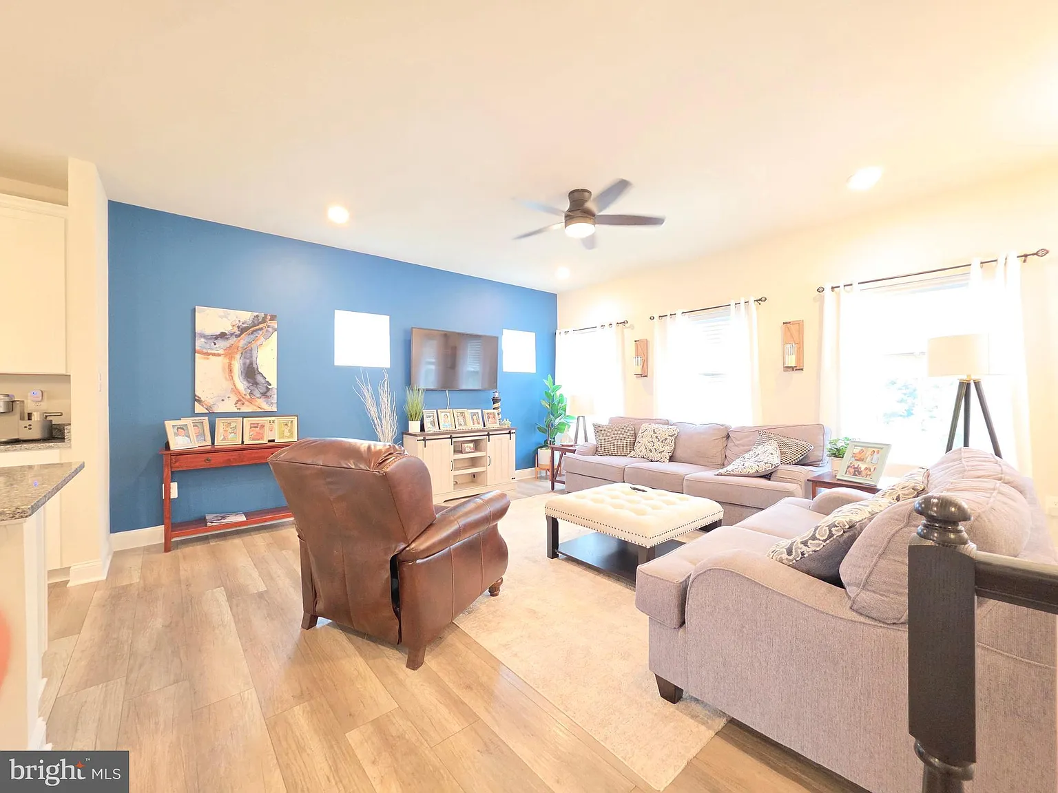 3 bed, 3.5 bath, 2400 sqft, $2,500 — Photo 4